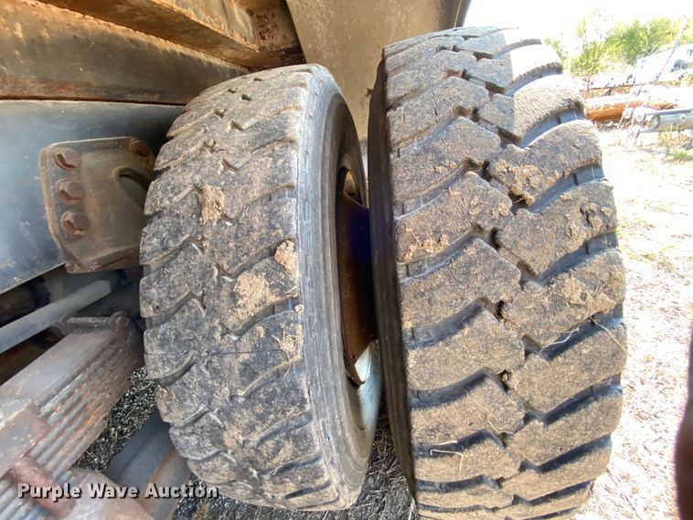 image for item HE9844 1997 Ford FT900  bucket truck