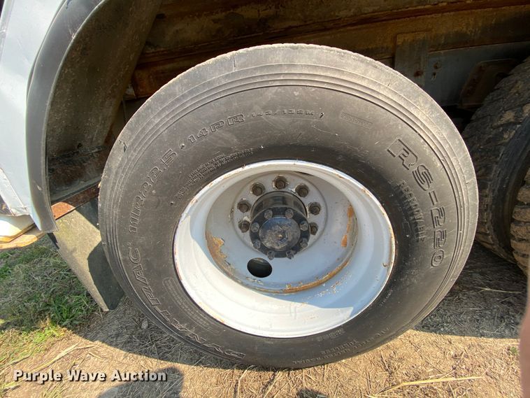 image for item HE9844 1997 Ford FT900  bucket truck