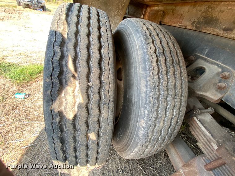 image for item HE9844 1997 Ford FT900  bucket truck