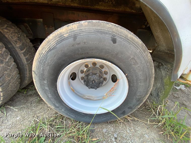 image for item HE9844 1997 Ford FT900  bucket truck