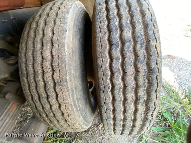 image for item HE9844 1997 Ford FT900  bucket truck