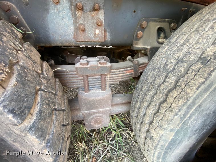 image for item HE9844 1997 Ford FT900  bucket truck