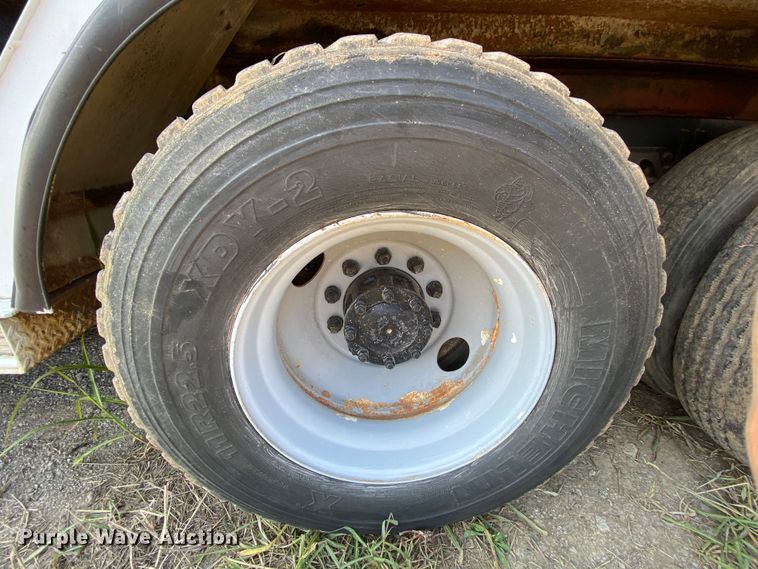 image for item HE9844 1997 Ford FT900  bucket truck