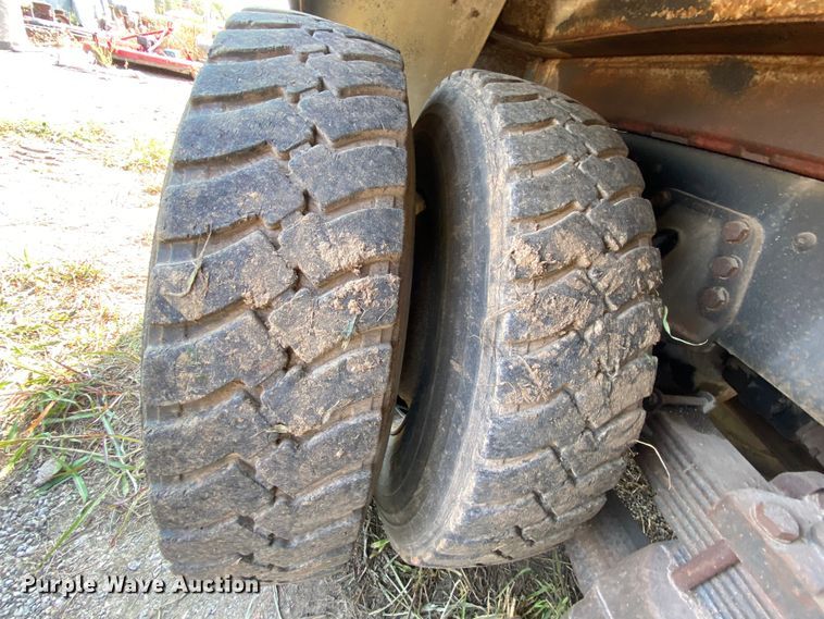 image for item HE9844 1997 Ford FT900  bucket truck