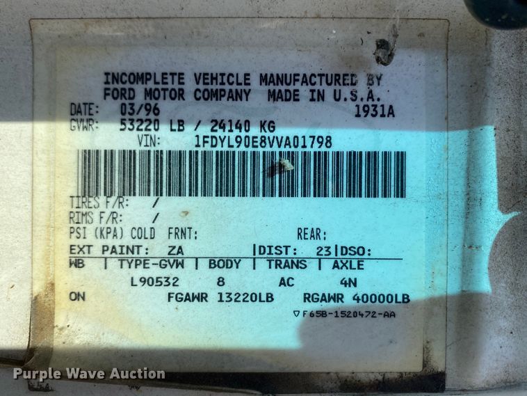 image for item HE9844 1997 Ford FT900  bucket truck