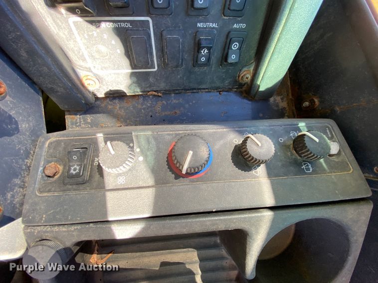 image for item HE9873 2003 John Deere 444H  wheel loader