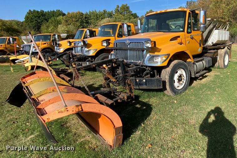 image for item HE9875 2006 International 7400  spreader truck