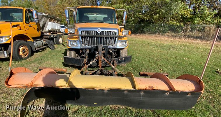 image for item HE9875 2006 International 7400  spreader truck