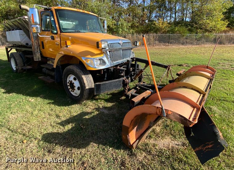 image for item HE9875 2006 International 7400  spreader truck