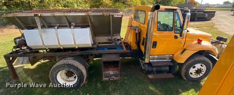image for item HE9875 2006 International 7400  spreader truck
