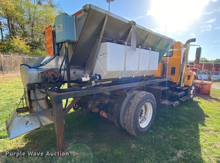 image for item HE9875 2006 International 7400  spreader truck