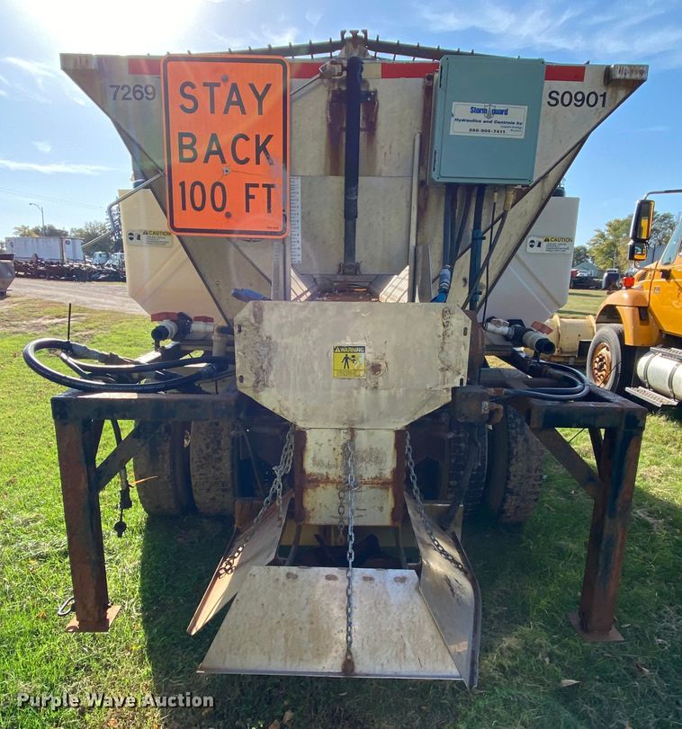 image for item HE9875 2006 International 7400  spreader truck