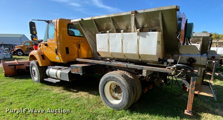 image for item HE9875 2006 International 7400  spreader truck