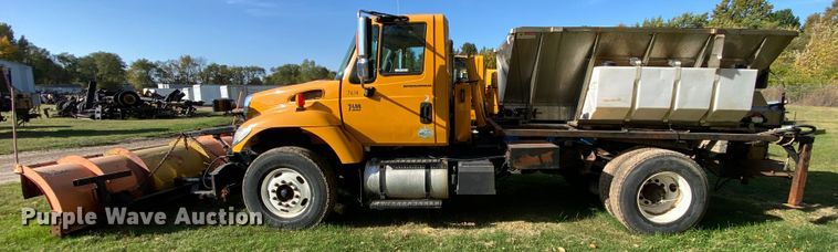 image for item HE9875 2006 International 7400  spreader truck