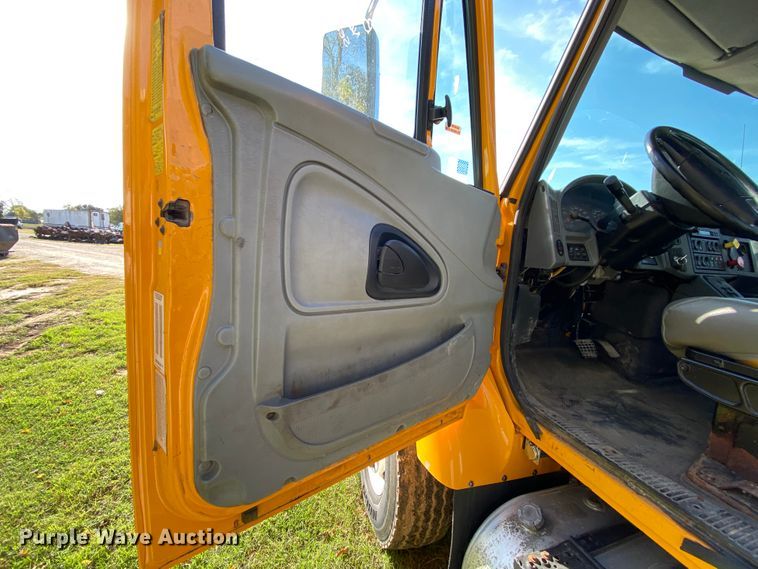 image for item HE9875 2006 International 7400  spreader truck