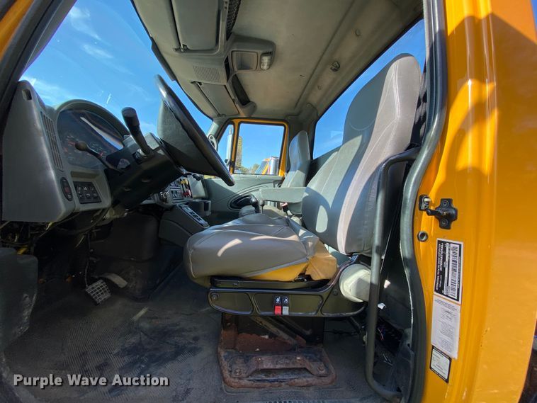 image for item HE9875 2006 International 7400  spreader truck