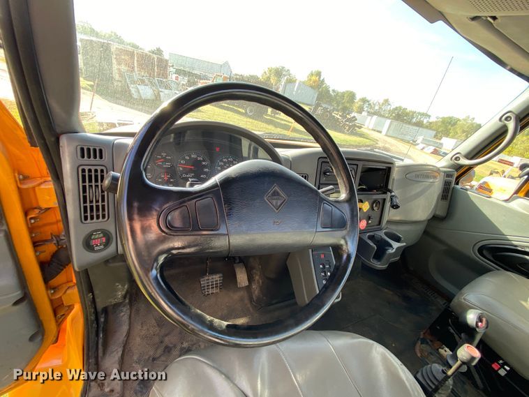 image for item HE9875 2006 International 7400  spreader truck