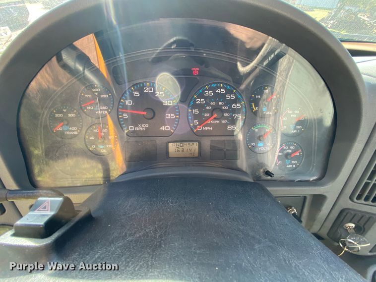 image for item HE9875 2006 International 7400  spreader truck