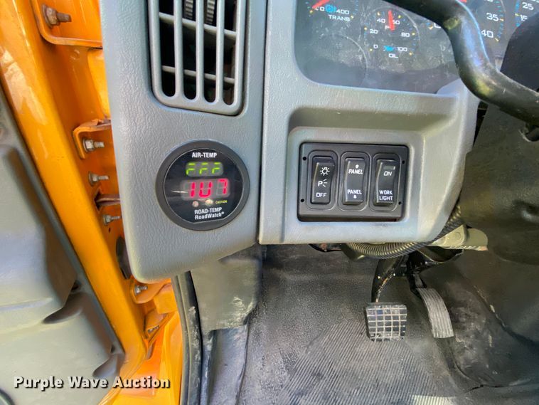 image for item HE9875 2006 International 7400  spreader truck