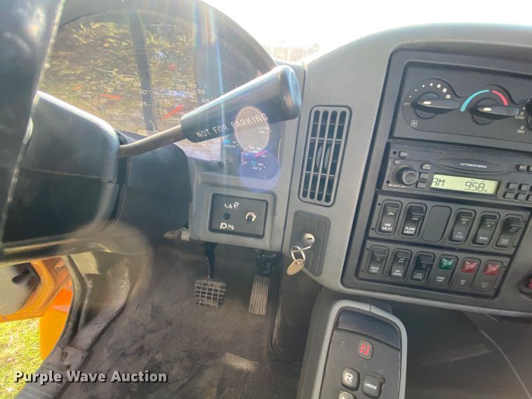 image for item HE9875 2006 International 7400  spreader truck