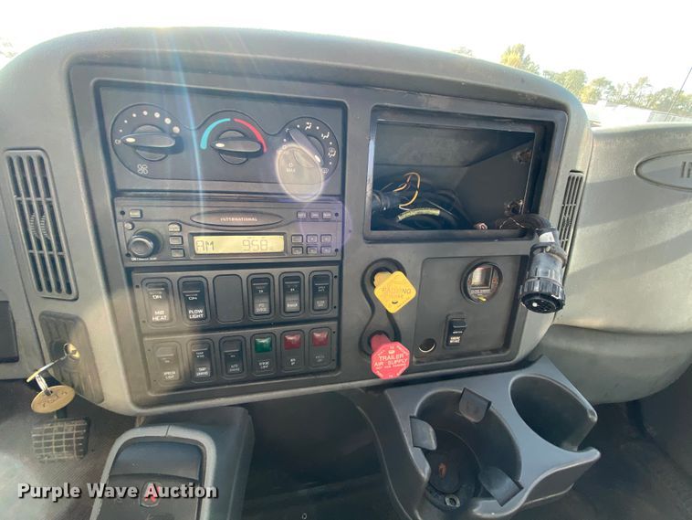 image for item HE9875 2006 International 7400  spreader truck