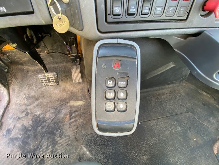 image for item HE9875 2006 International 7400  spreader truck