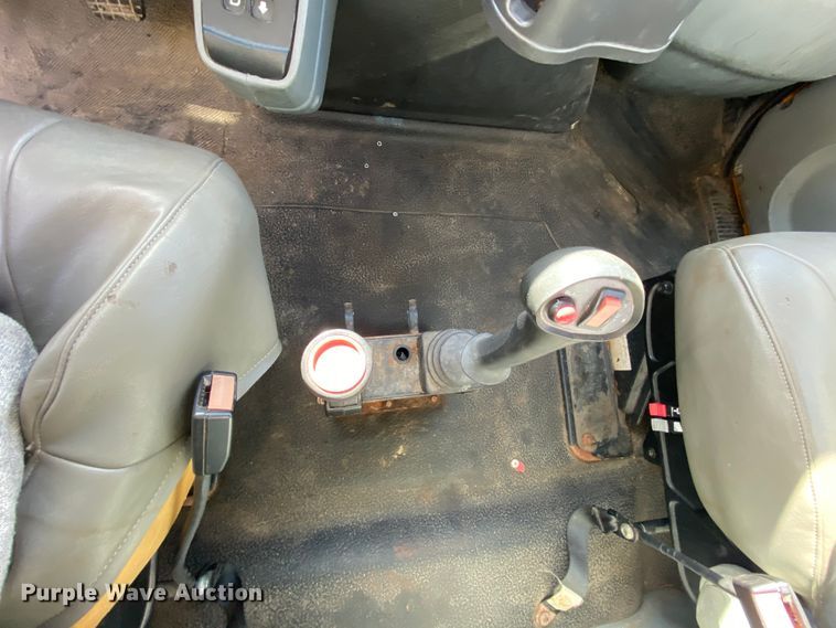 image for item HE9875 2006 International 7400  spreader truck