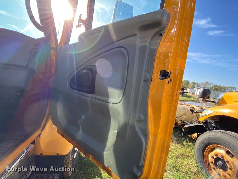 image for item HE9875 2006 International 7400  spreader truck