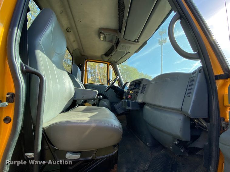 image for item HE9875 2006 International 7400  spreader truck