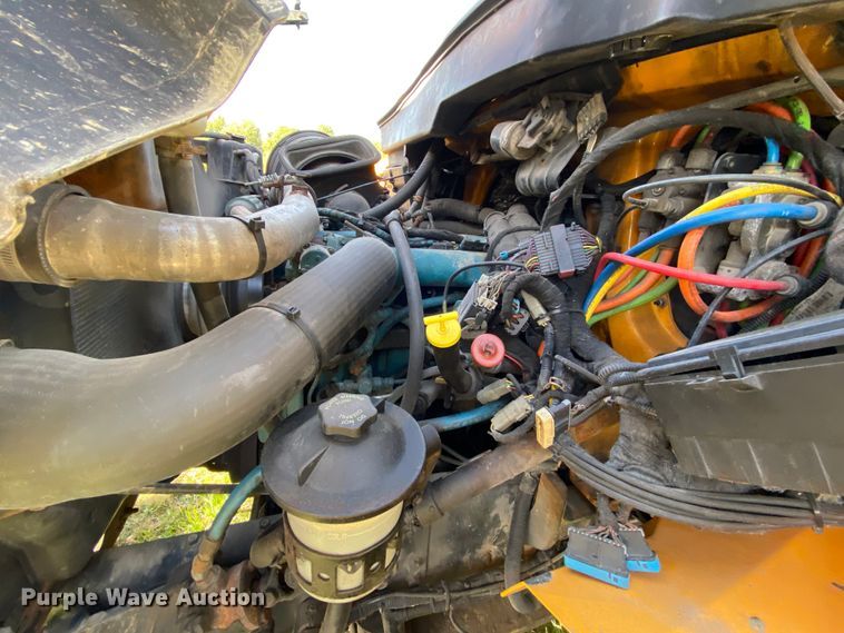 image for item HE9875 2006 International 7400  spreader truck