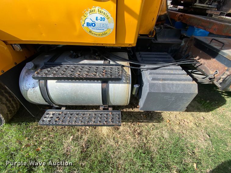 image for item HE9875 2006 International 7400  spreader truck