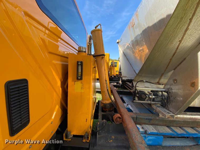 image for item HE9875 2006 International 7400  spreader truck