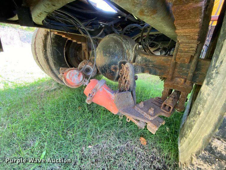 image for item HE9875 2006 International 7400  spreader truck