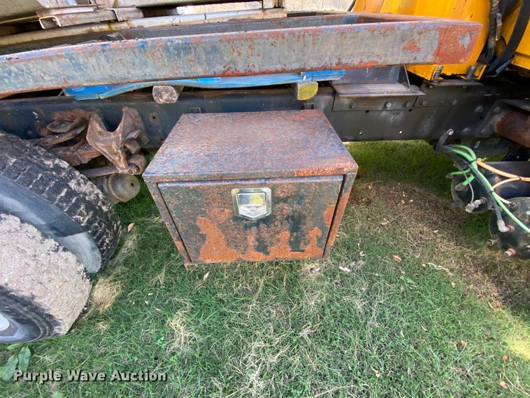 image for item HE9875 2006 International 7400  spreader truck