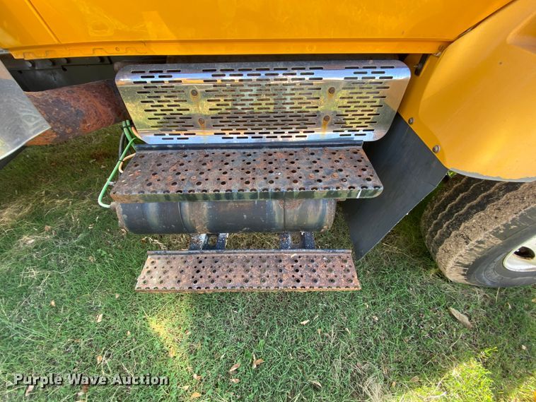 image for item HE9875 2006 International 7400  spreader truck