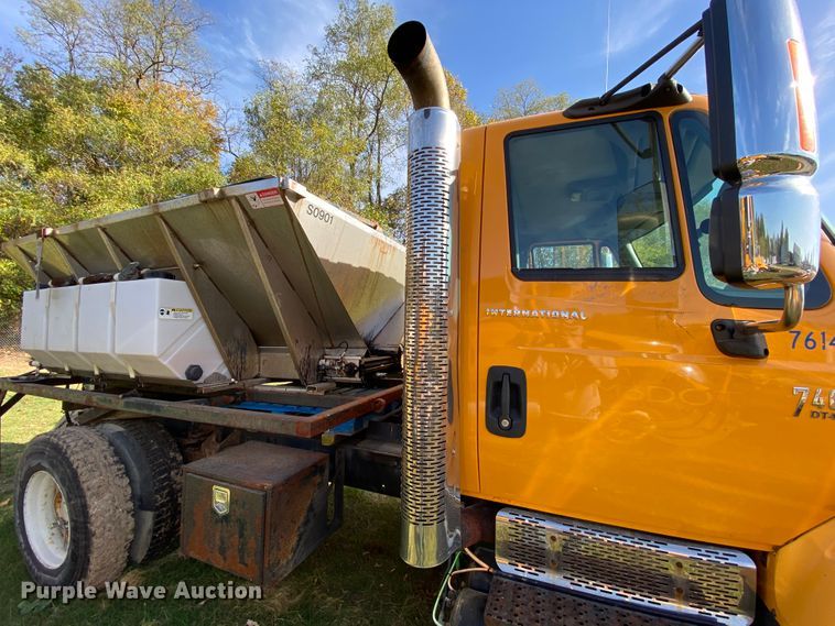 image for item HE9875 2006 International 7400  spreader truck