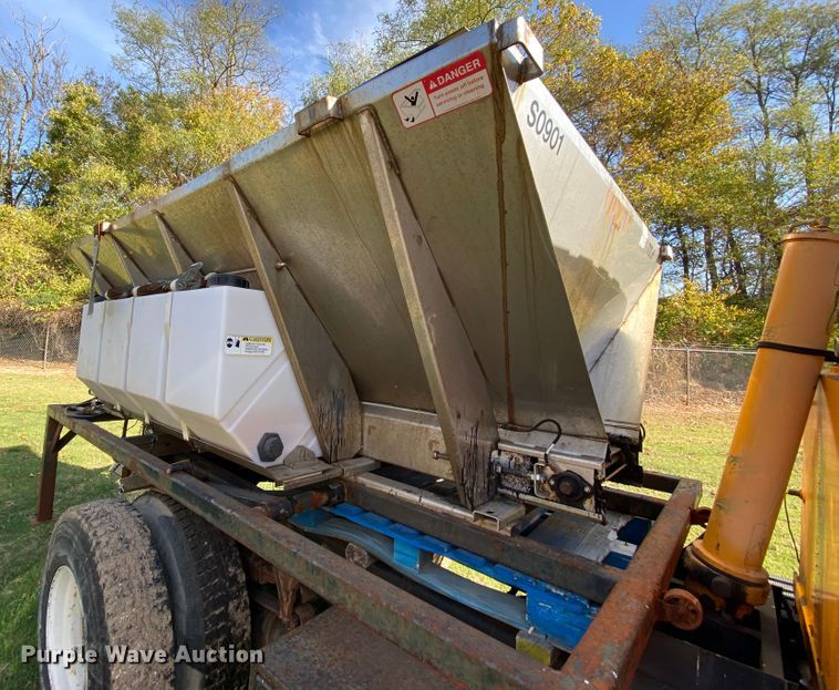 image for item HE9875 2006 International 7400  spreader truck