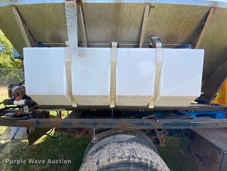 image for item HE9875 2006 International 7400  spreader truck