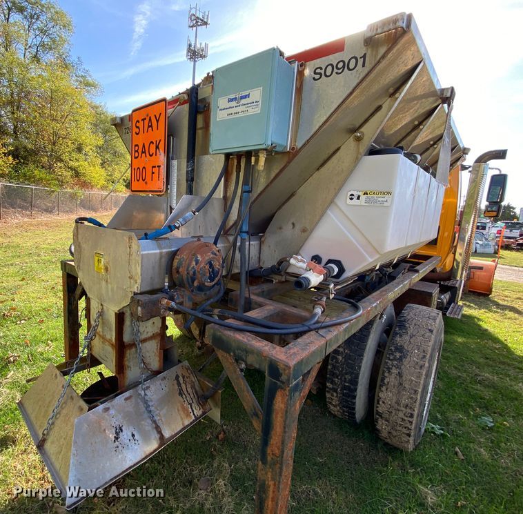 image for item HE9875 2006 International 7400  spreader truck