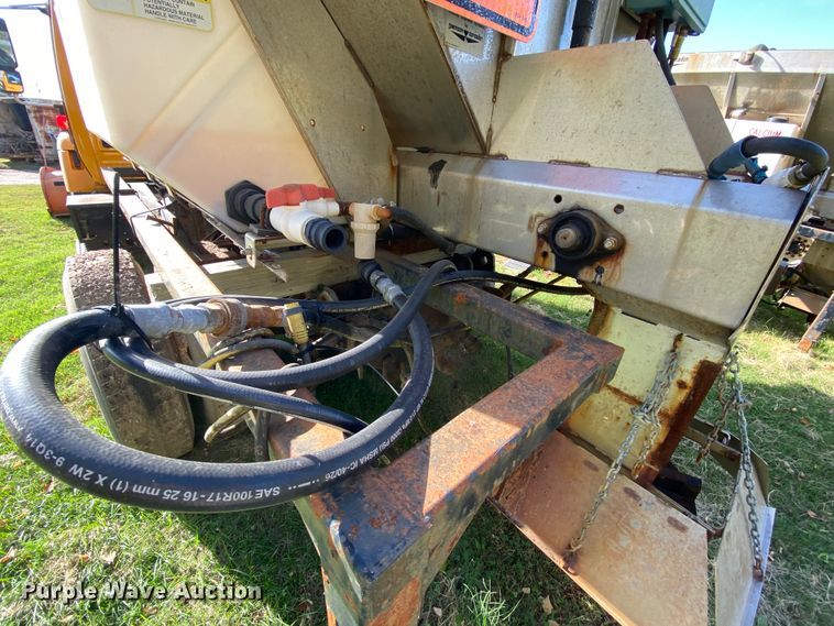 image for item HE9875 2006 International 7400  spreader truck