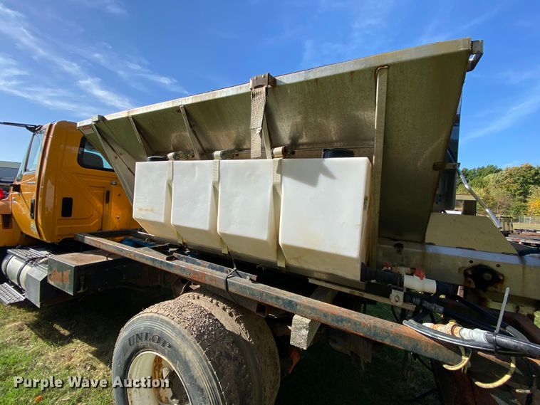 image for item HE9875 2006 International 7400  spreader truck