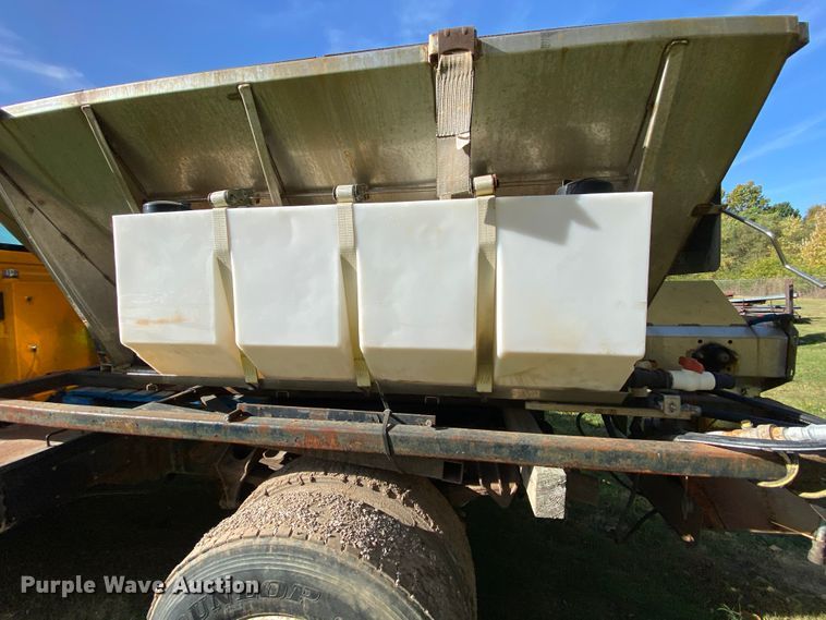 image for item HE9875 2006 International 7400  spreader truck