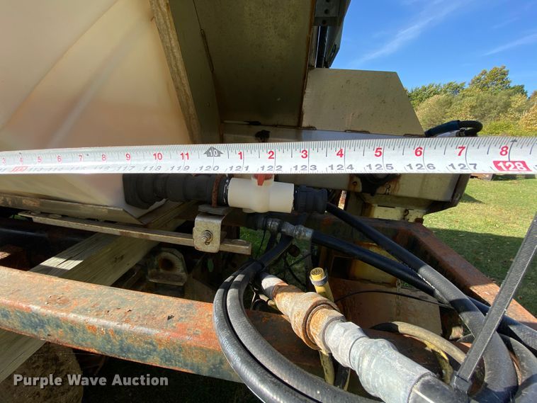 image for item HE9875 2006 International 7400  spreader truck