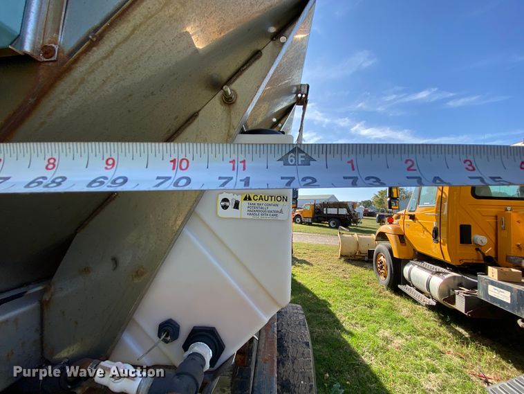 image for item HE9875 2006 International 7400  spreader truck