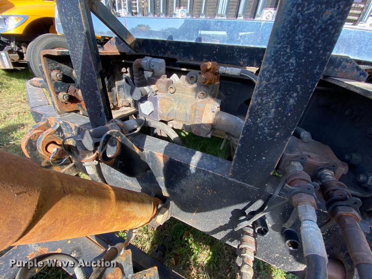 image for item HE9875 2006 International 7400  spreader truck