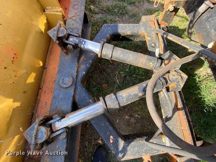 image for item HE9875 2006 International 7400  spreader truck