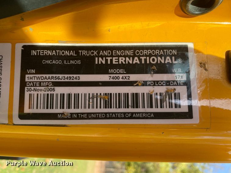image for item HE9875 2006 International 7400  spreader truck