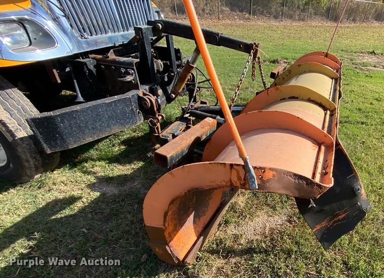 image for item HE9875 2006 International 7400  spreader truck