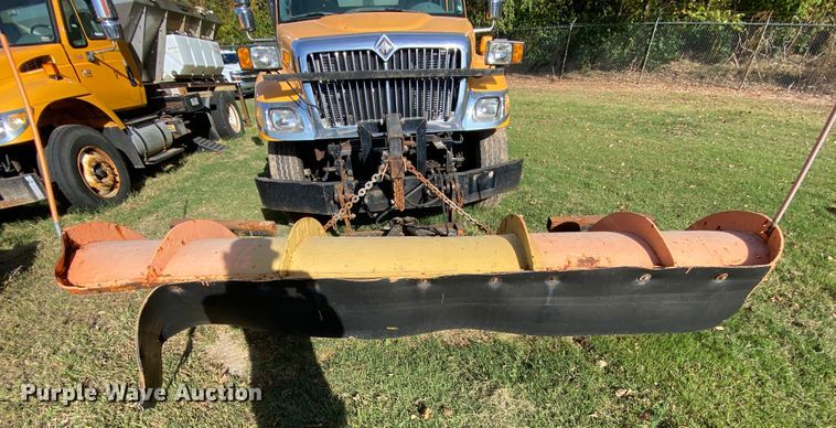 image for item HE9875 2006 International 7400  spreader truck