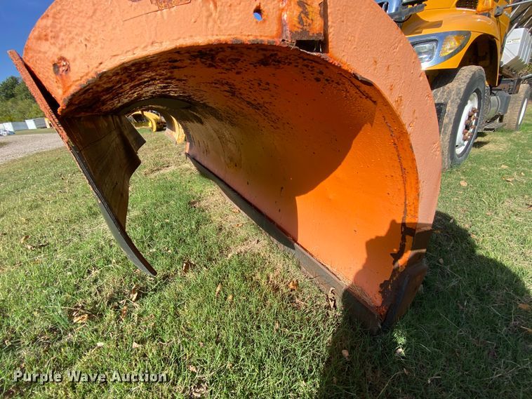 image for item HE9875 2006 International 7400  spreader truck